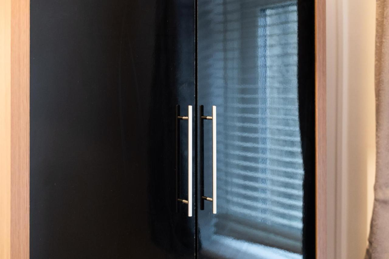 Parking, Tv In Every Bedroom! Swansea Exterior foto